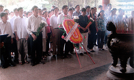 Đoàn cán bộ Báo Yên Bái dâng hoa tại Đài tưởng niệm các anh hùng liệt sĩ tại Ngã ba Đồng Lộc.